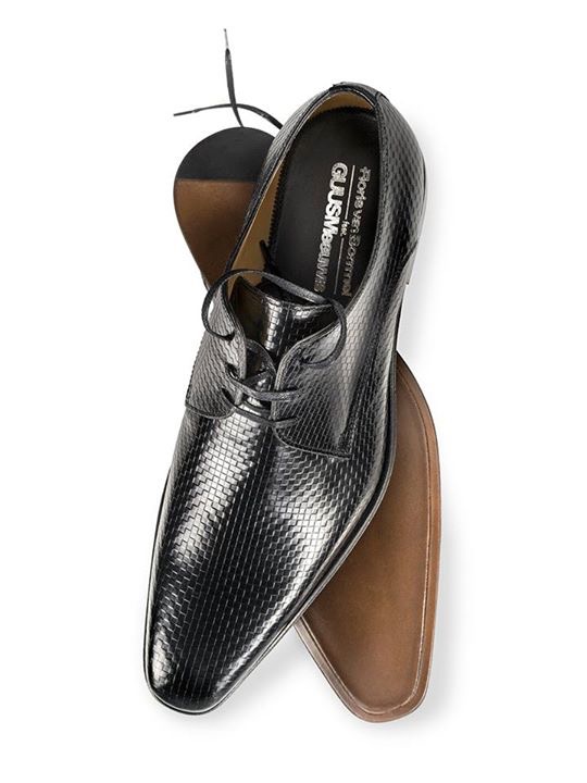 Guus Meeuwis staat op Floris van Bommel | Aad van den Berg modeschoenen
