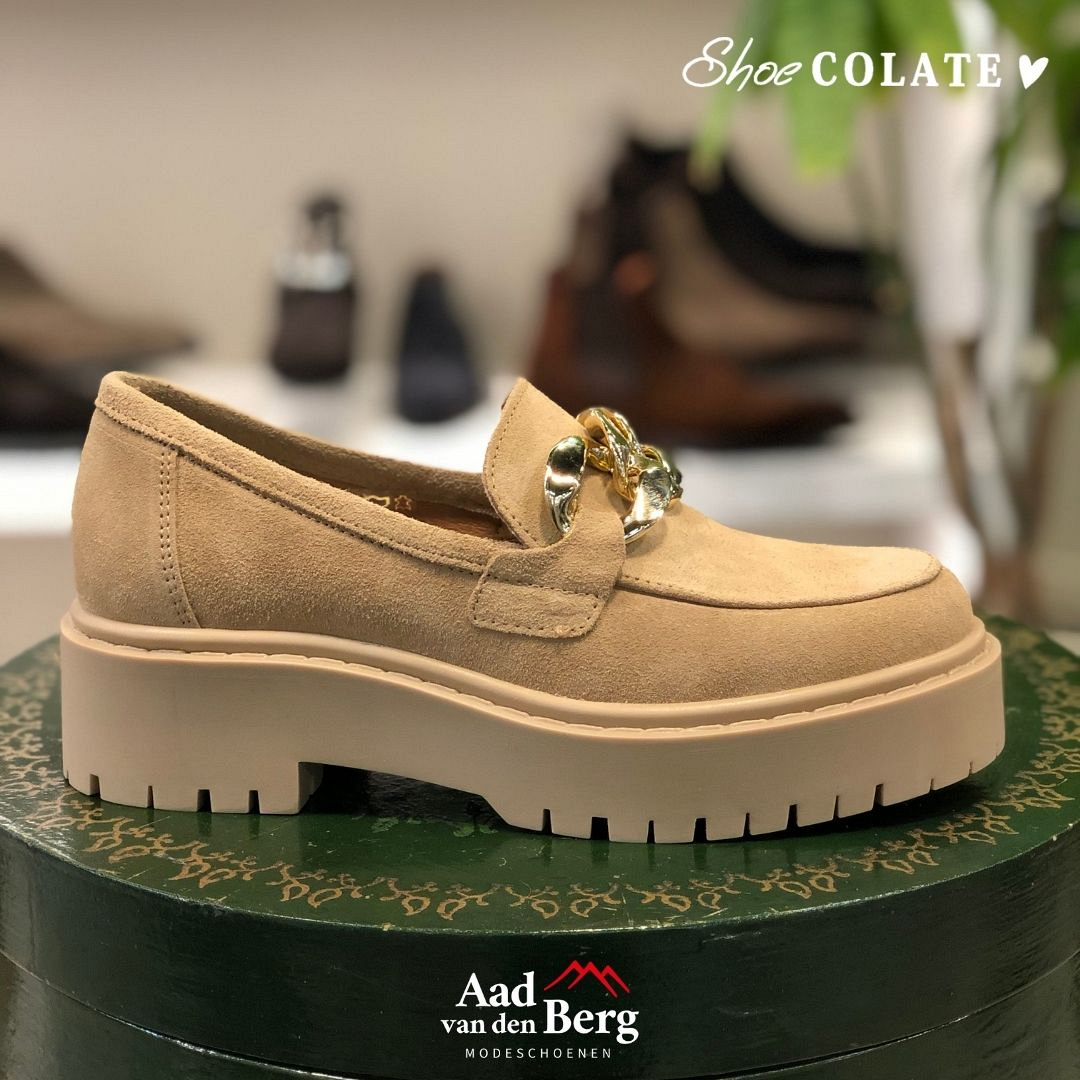 Shoecolate Damesschoenen Instappers beige Aad van den Berg modeschoenen
